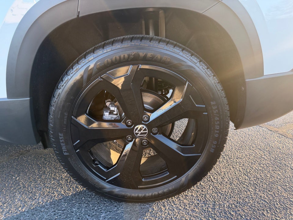 2026 Volkswagen Taos SE Black