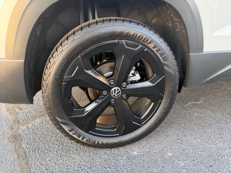 2026 Volkswagen Taos SE Black