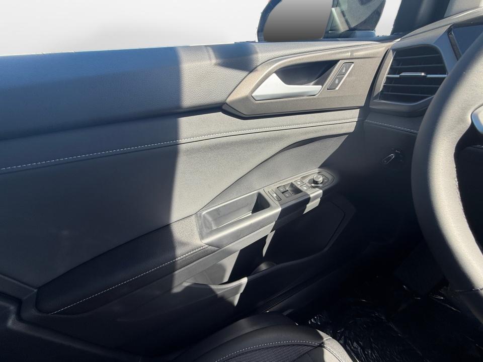 2027 Volkswagen Taos SE Black