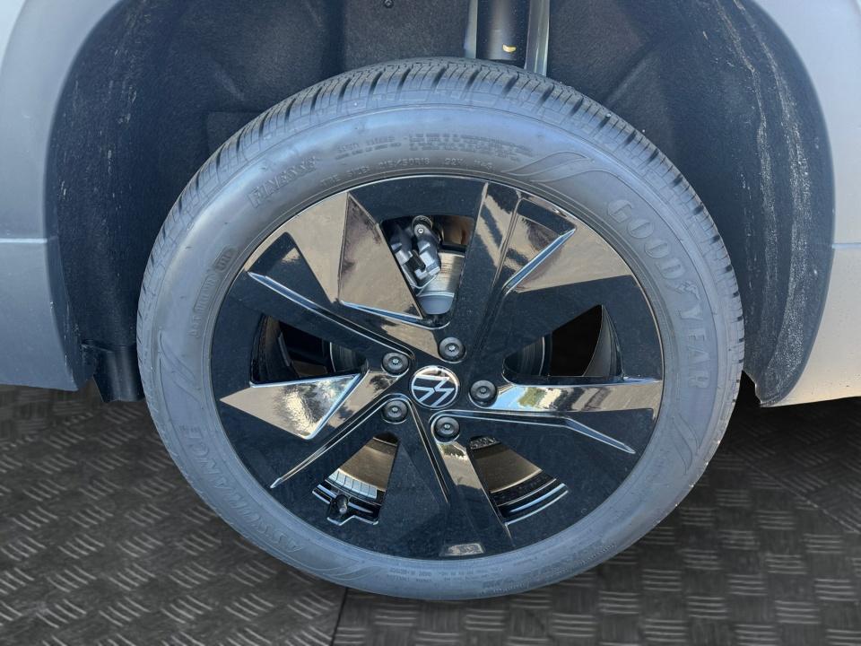 2027 Volkswagen Taos SE Black