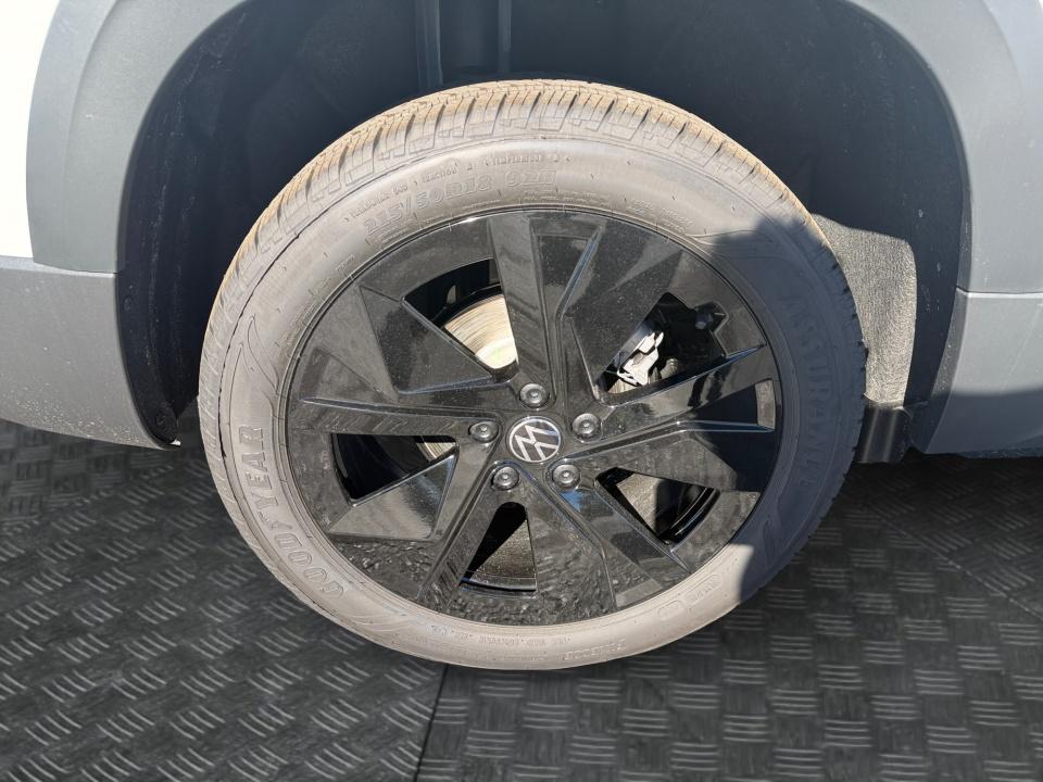 2027 Volkswagen Taos SE Black
