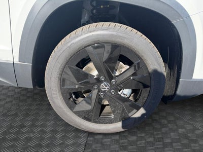 2027 Volkswagen Taos SE Black