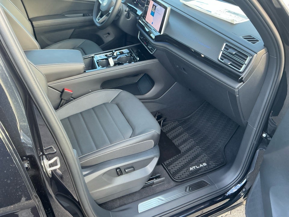 2026 Volkswagen Atlas Cross Sport 2.0T SEL R-Line Black
