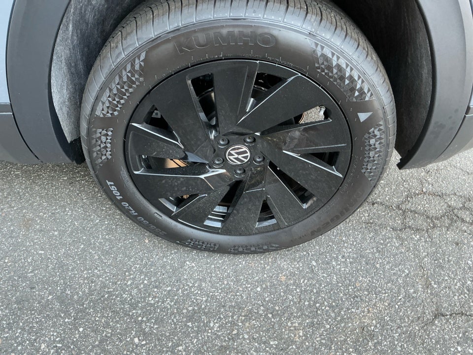 2026 Volkswagen Atlas Cross Sport SE with Technology