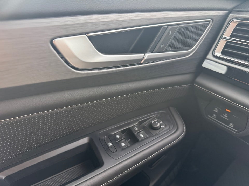 2026 Volkswagen Atlas Cross Sport SE with Technology