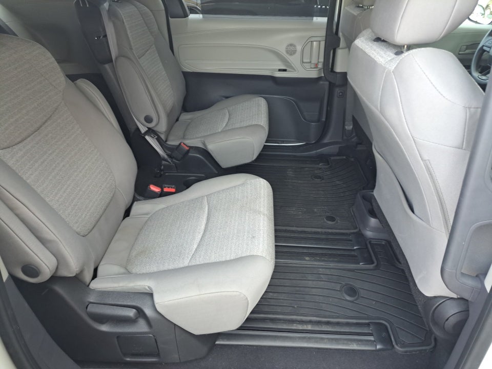 2022 Toyota Sienna LE