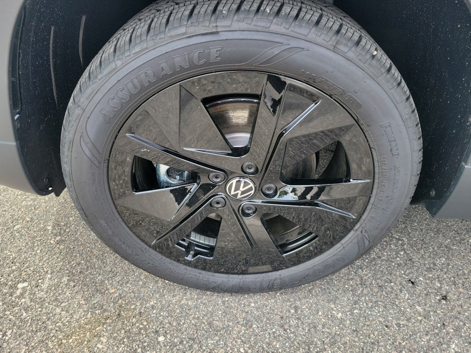 2026 Volkswagen Taos SE Black