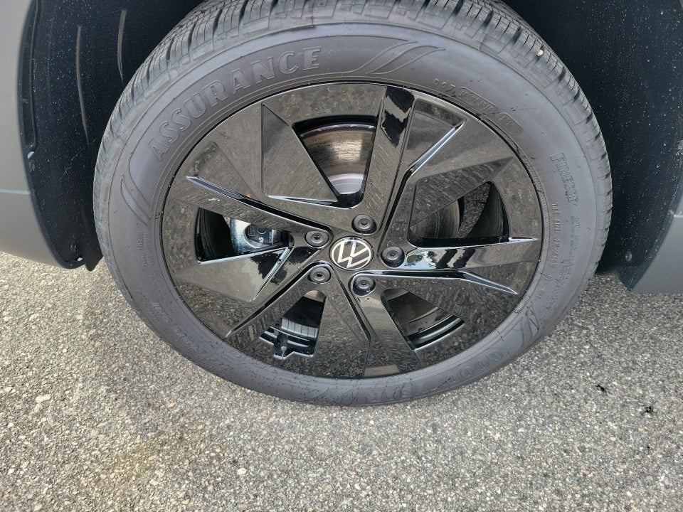 2026 Volkswagen Taos SE Black