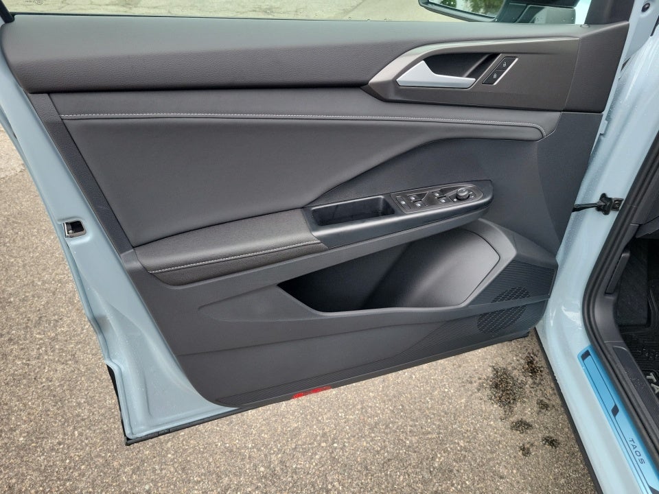 2026 Volkswagen Taos SE Black