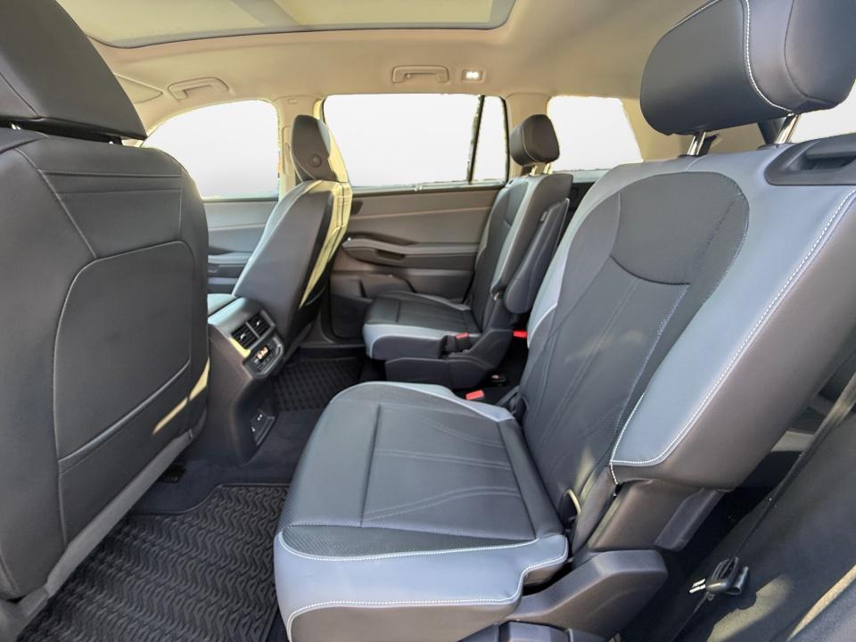 2027 Volkswagen Atlas SE w/Technology