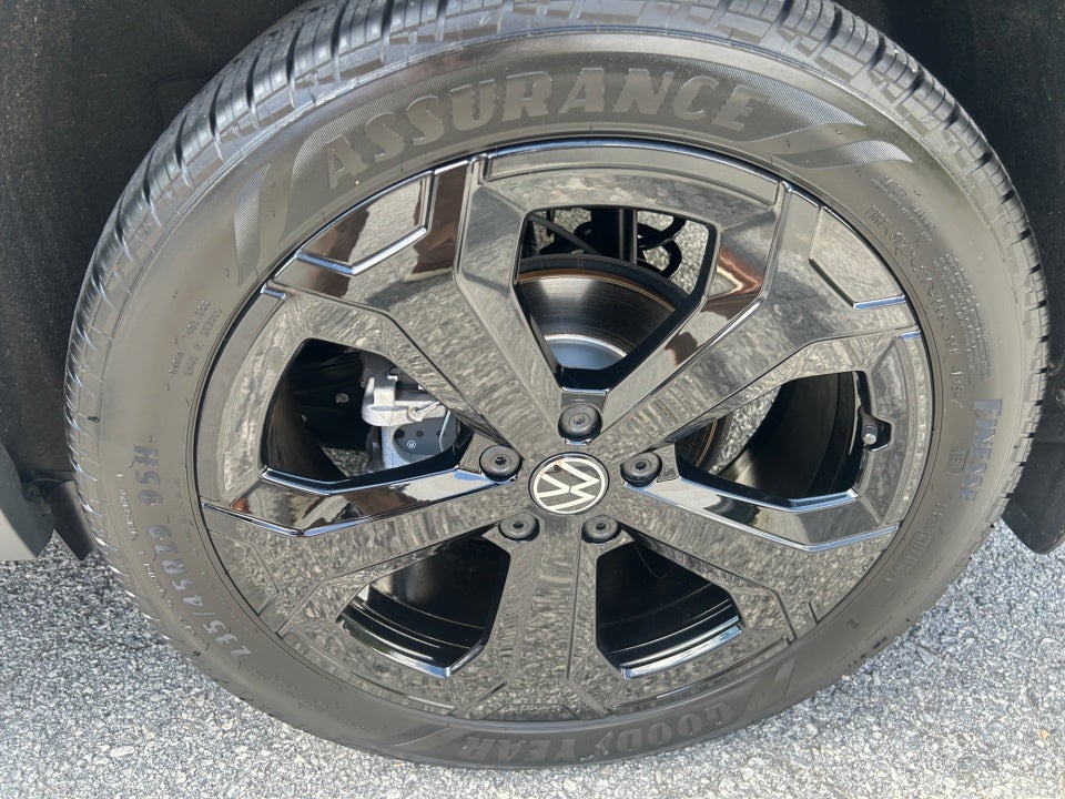 2025 Volkswagen Taos SE Black