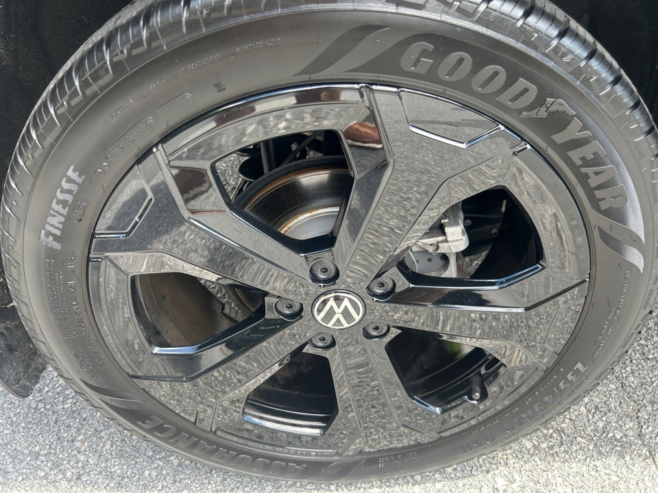 2025 Volkswagen Taos SE Black