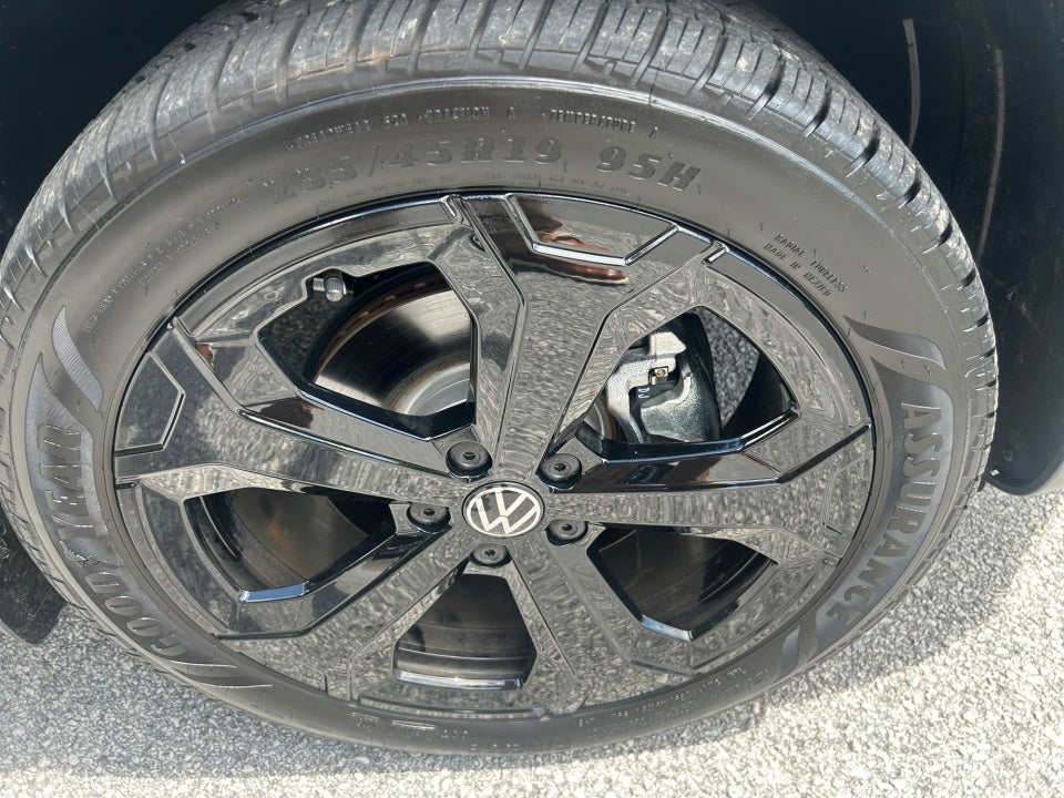 2025 Volkswagen Taos SE Black