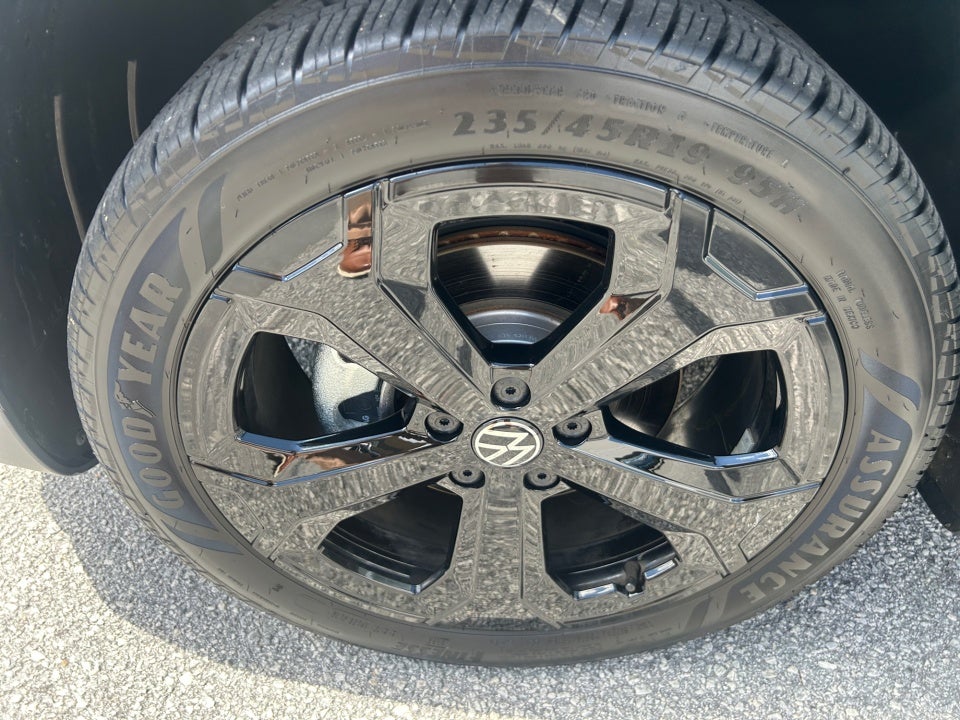 2025 Volkswagen Taos SE Black