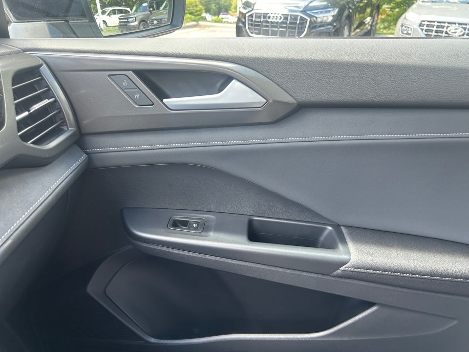 2025 Volkswagen Taos SE Black