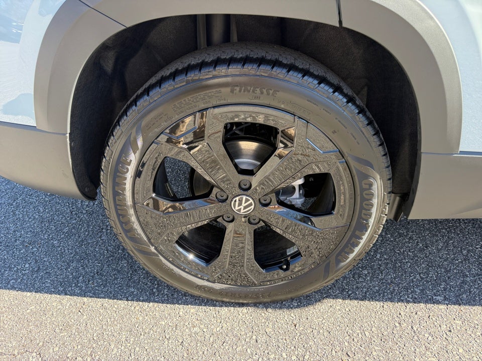 2026 Volkswagen Taos SE Black