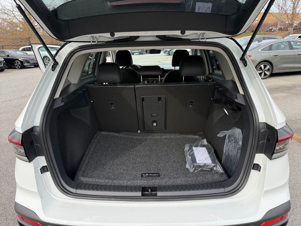 2026 Volkswagen Taos SE Black