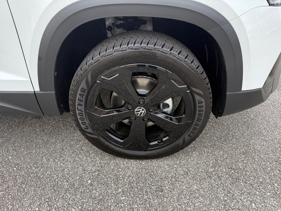 2026 Volkswagen Taos SE Black