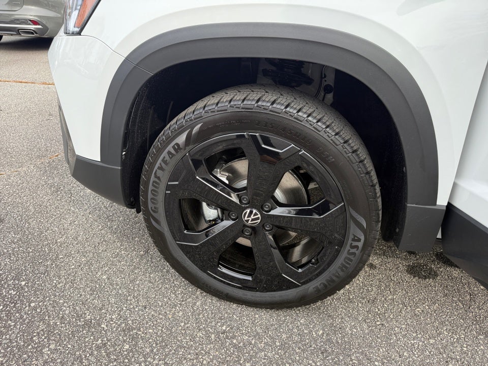 2026 Volkswagen Taos SE Black