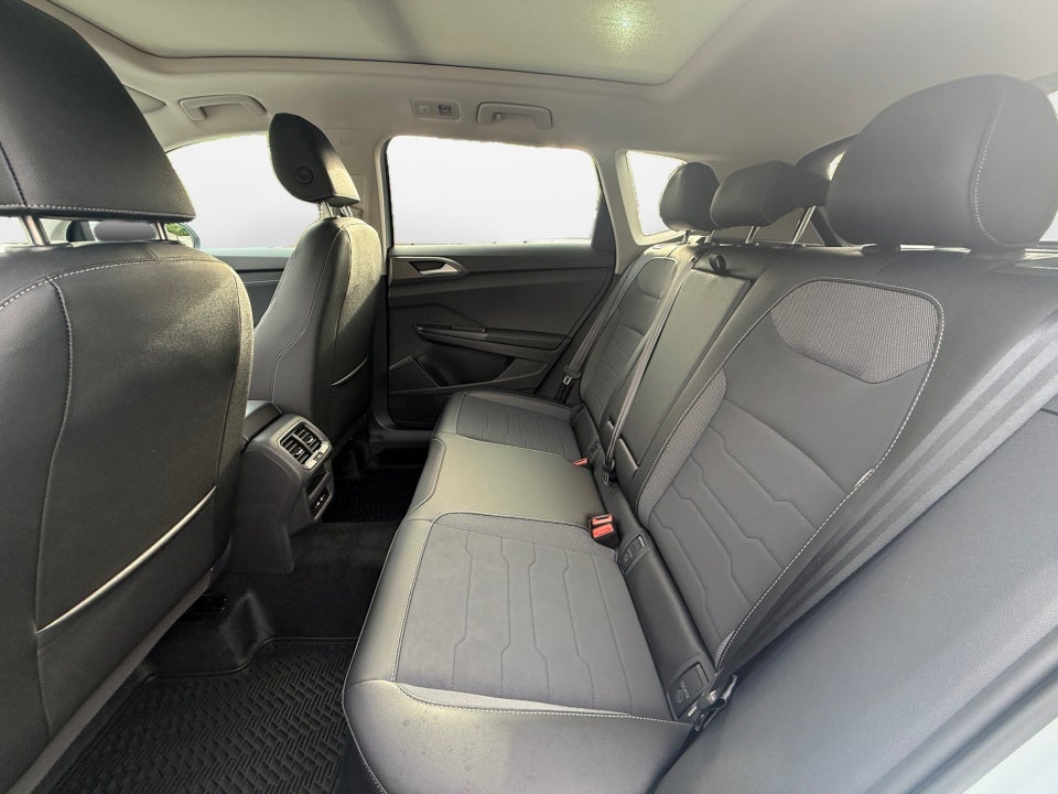 2027 Volkswagen Taos SE Black