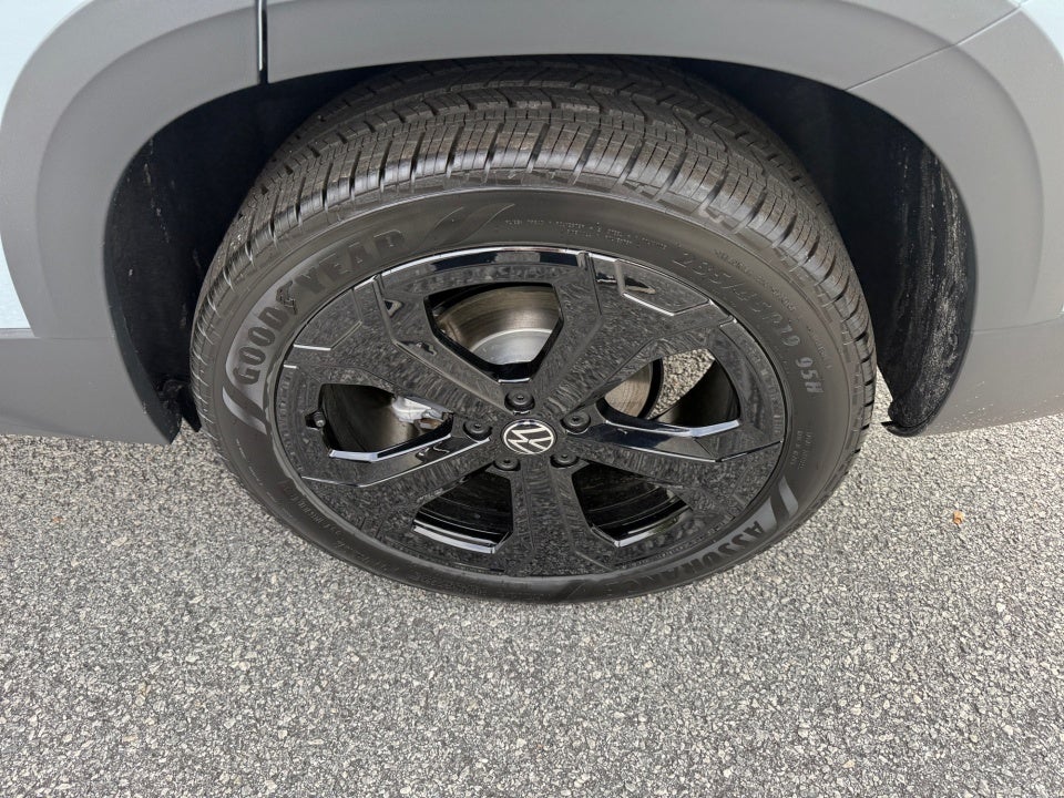 2027 Volkswagen Taos SE Black
