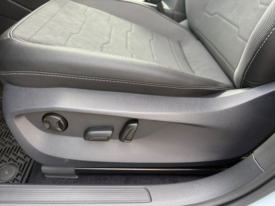 2027 Volkswagen Taos SE Black