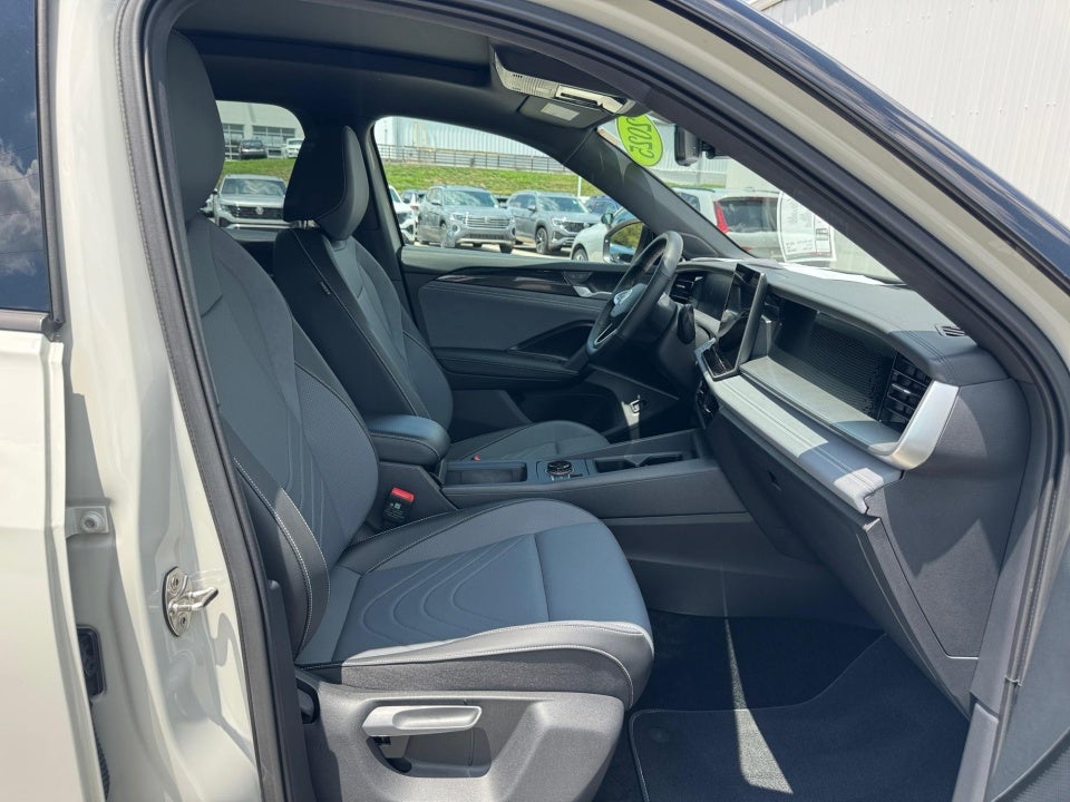 2025 Volkswagen Tiguan SE R-Line Black