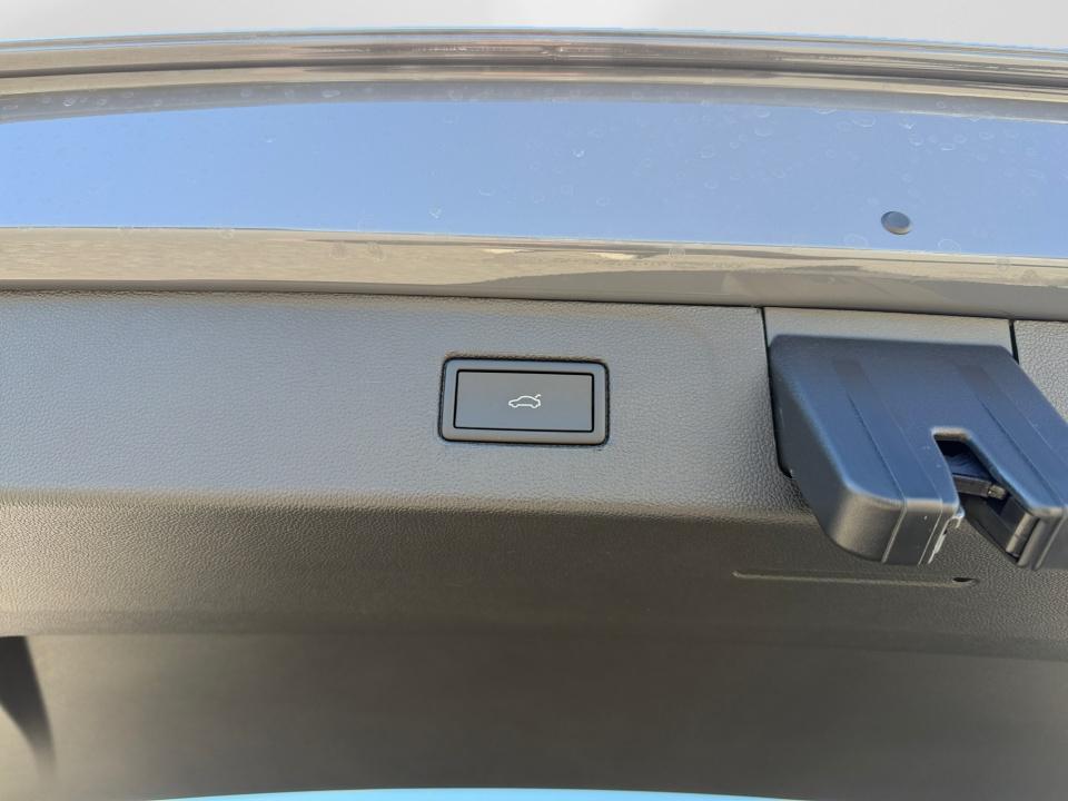 2027 Volkswagen Atlas SE w/Technology