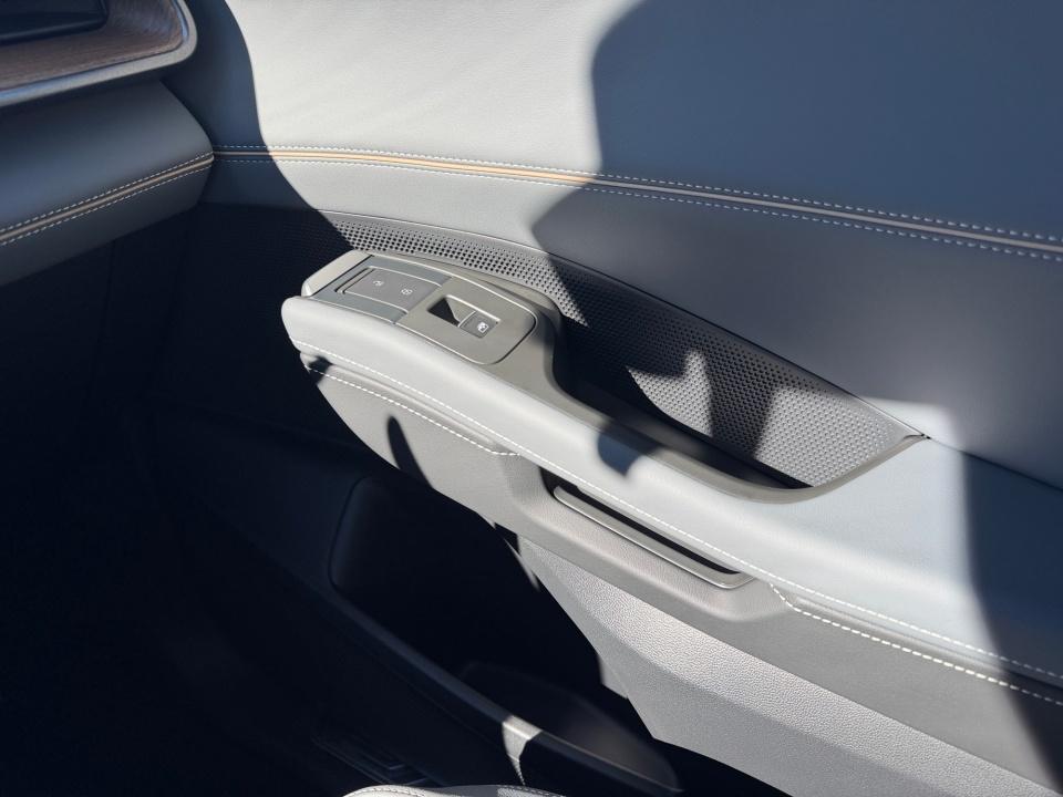 2027 Volkswagen Atlas SE w/Technology