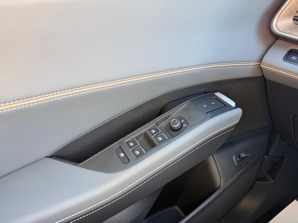 2027 Volkswagen Atlas SE w/Technology