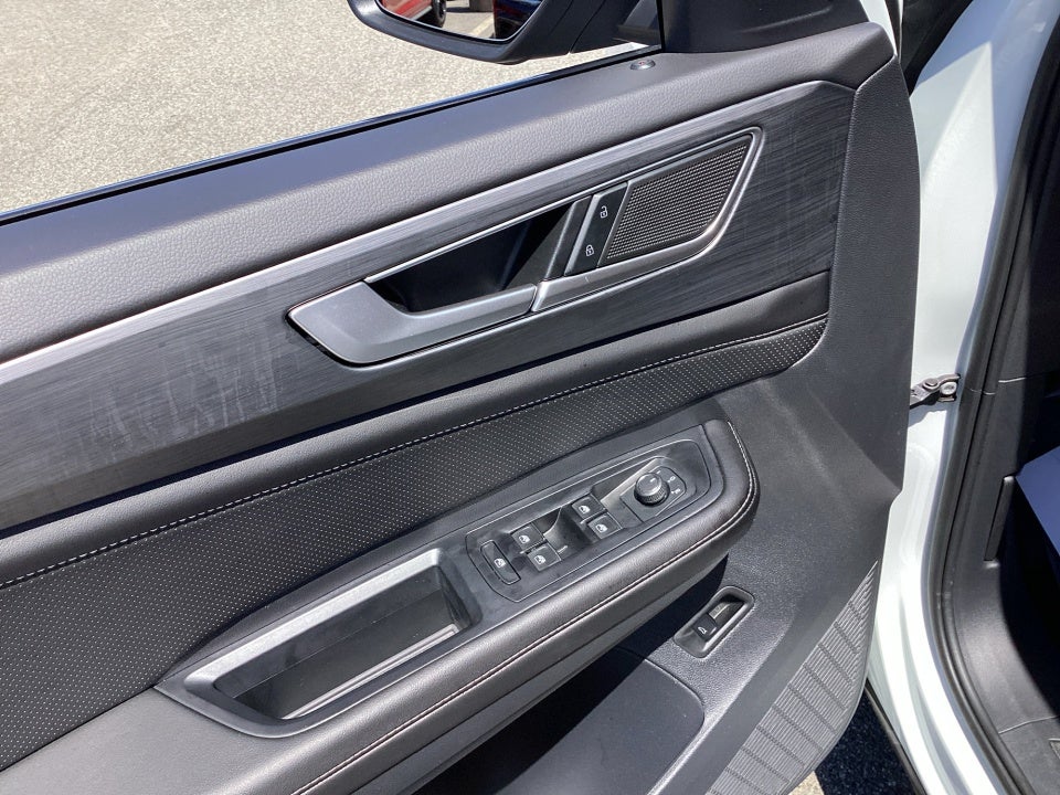 2026 Volkswagen Atlas Cross Sport SE with Technology
