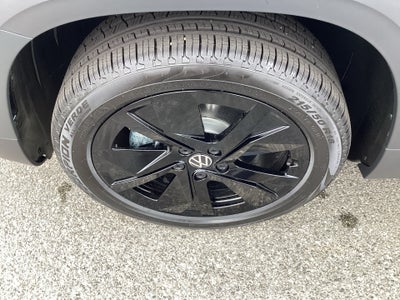 2026 Volkswagen Taos SE Black