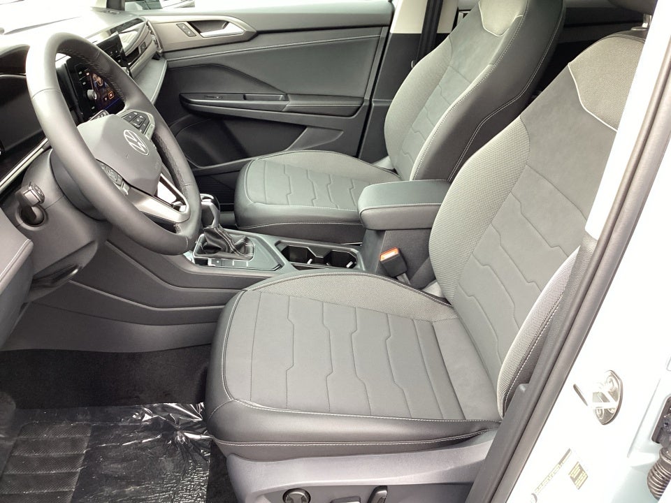 2026 Volkswagen Taos SE Black
